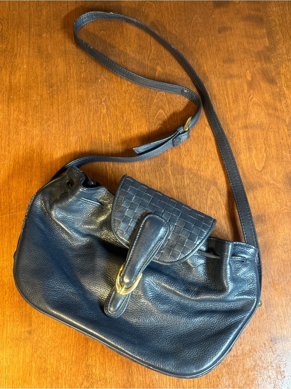 Stylish Leather Shoulder Bag with Woven Flap